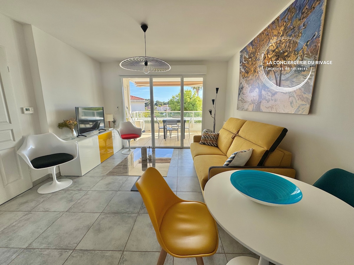 ห้องนั่งเล่นพร้อมเตียงโซฟาคู่และพื้นที่รับประทานอาหารในร่ม