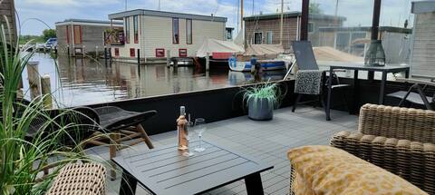 Poellodge XL, houseboat met whirlpool en sauna