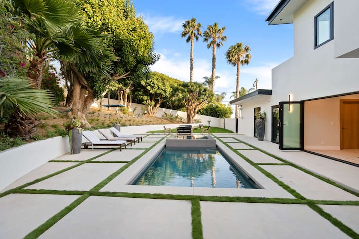 Sea Vista: Modern Seaside Oasis Spa and Pool gallery image 2