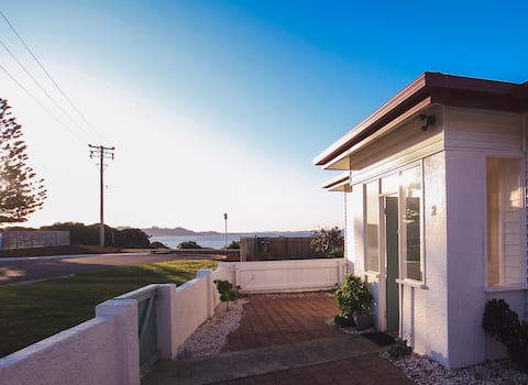 Peaceful Oceanfront Gem - Close to Town.