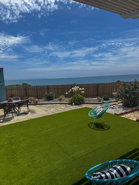 Peaceful Oceanfront Gem - Close to Town.