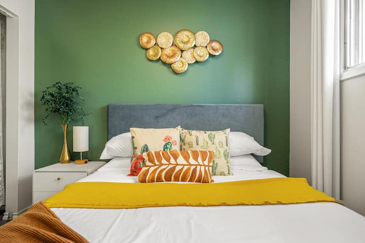 camera da letto 2 con letto matrimoniale e armadio. Al piano principale.