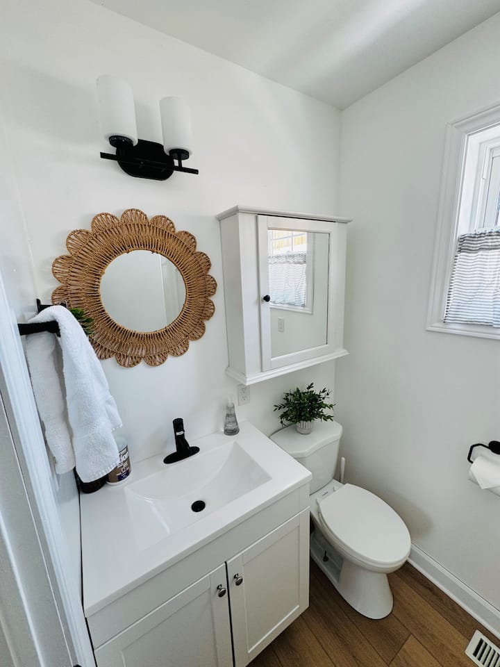 Studio: Queen Bed, Parking, Kitchenette, Downtown - Carleton Place