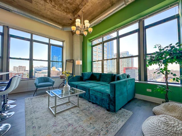 Luxury 2BR | McCormick, Lakefront, Parking & Gym