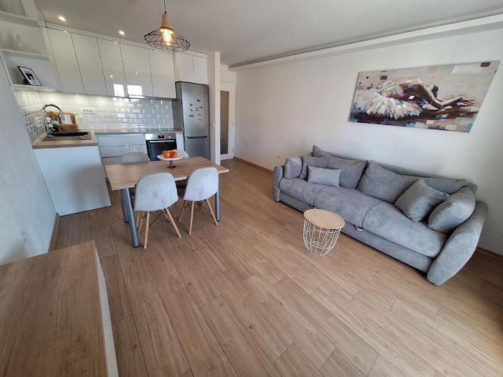 Apt Joy(2+2) W/balcony+free P, Excellent Location - Makarska
