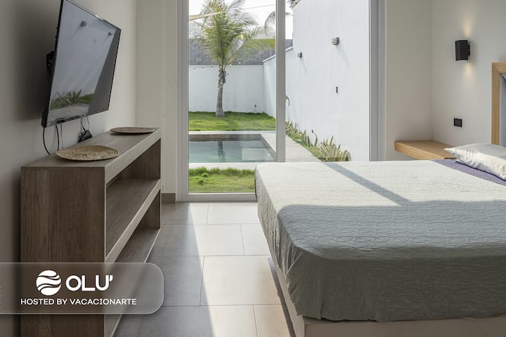 Habitación principal cuenta con televisor. 