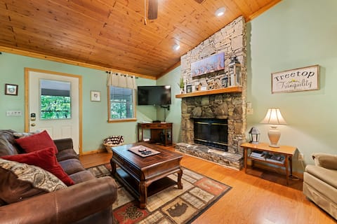 Popular Airbnb listing: Treetop Tranquility! Secluded 4 BR with hot tub in Maggie Valley / Waynesville
