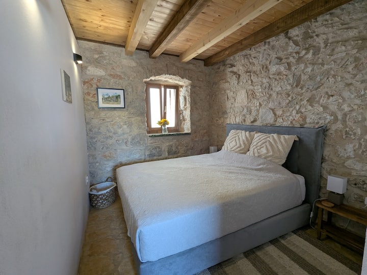 חדר שינה זוגי עם חדר רחצה צמוד