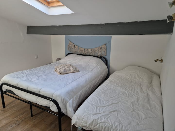 dormitorio 2 con una cama grande y una cama pequeña
