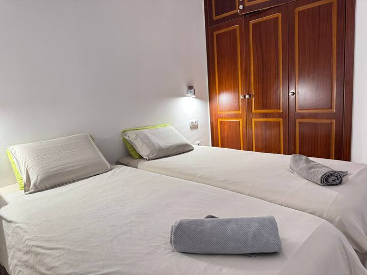 Opuštajuća atmosfera, topla svjetla za čitanje - Atmosfera rilassante luci cale per lettura - Ambiente relajante, luces cálidas para leer - Ambiance relaxante, lumières chaudes pour lire