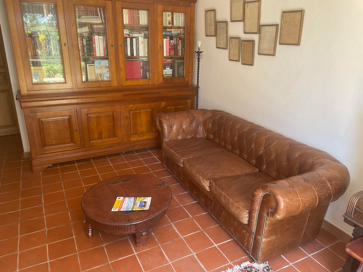 ห้องสมุดที่ใช้เป็นห้องนอนได้ด้วยโซฟาเบดขนาด 140 X 190 ห้องนอนเดียวที่เปิดตรงไปยังระเบียงผ่านประตูหน้าต่าง