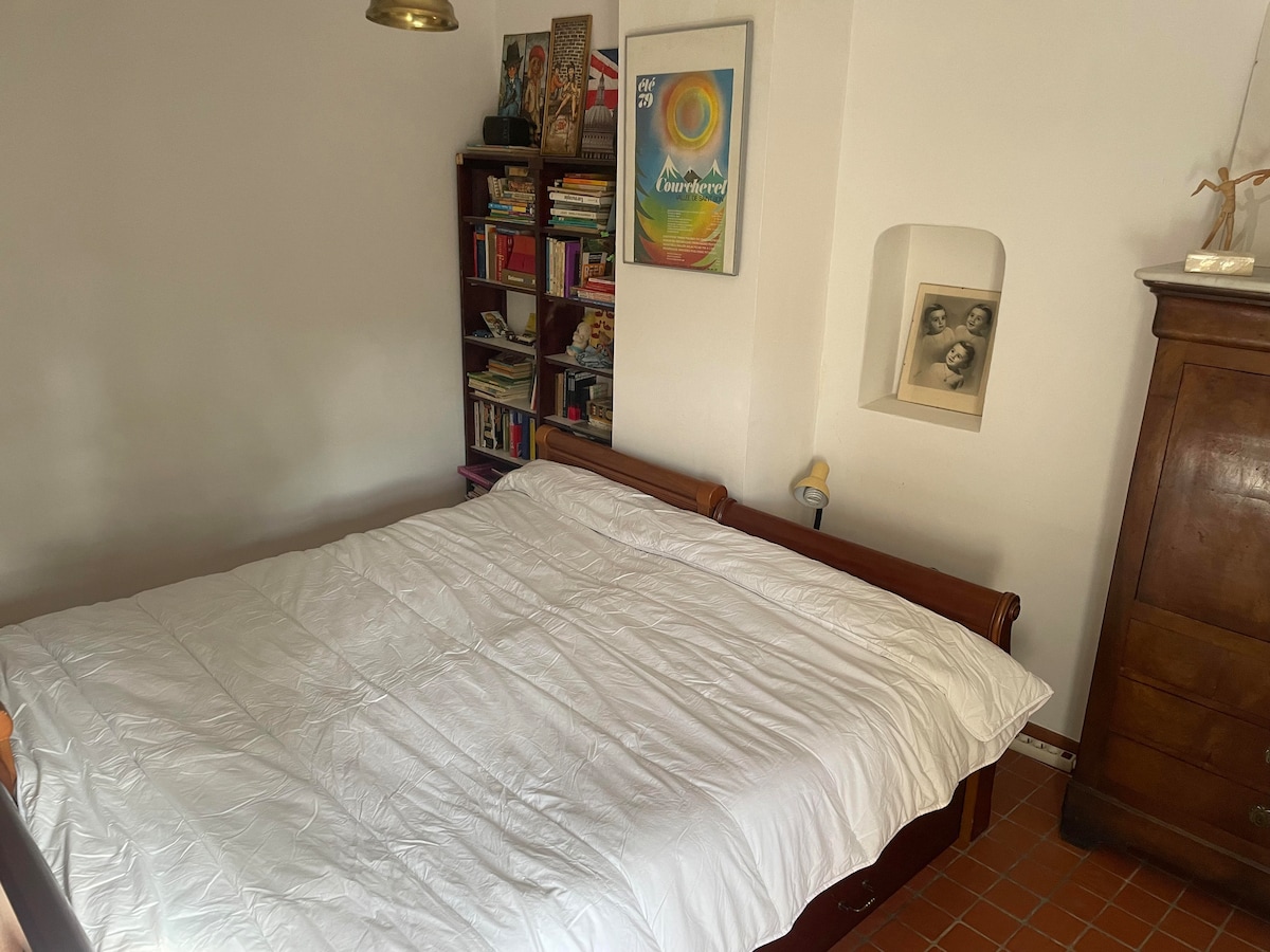 ห้องยืดหยุ่น:
ที่นี่มีเตียงคู่ 1 หลังและเตียงเดี่ยว 2 หลัง (ใต้ลิ้นชัก)