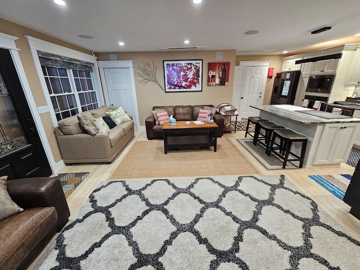 85- инчов телевизор на Samsung.  Отворена концепция с кухня.  11.2 Съраунд система от тавана до стените с два 12 - инчови субуфера.  Да, страхотно е и звучи страхотно за музика или филми.  Има Bluetooth.  Sony Playstation 5 с игри.  Климатик.