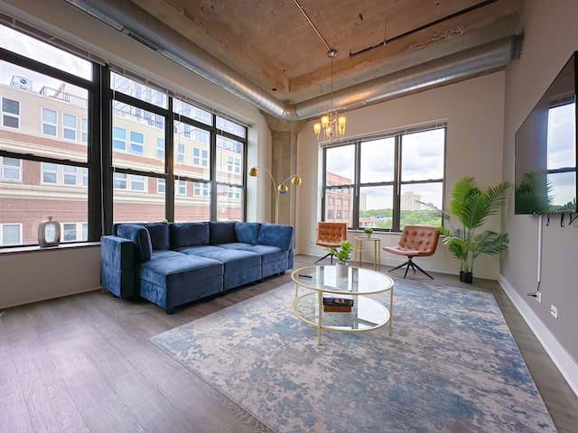 Modern 3BR Corner Suite Near McCormick | Sleeps 10