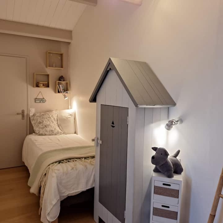 La habitación n.º3 en forma de "L" permite disfrutar de 2 espacios para mayor privacidad. Un espacio con una cama individual (80x200 camas de alta calidad:EMMA Híbrida Premium) y un espacio equipado con un sofá cama de 140 de ancho con un colchón real.