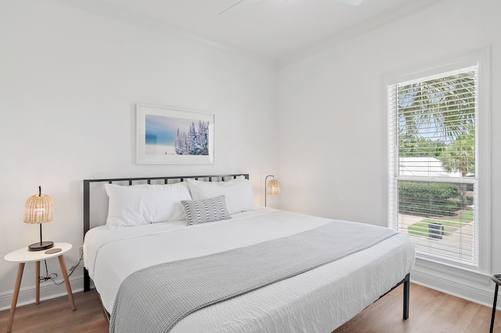 Dyshek dopio "king" me televizor inteligjent dhe pamje të bukura të pëllëmbëve.  Banjë e kompletuar që ndodhet në afërsi të korridorit. 