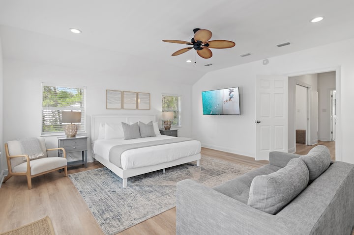 E dimë që çlodhja është e rëndësishme gjatë një udhëtimi në 30A, kështu që ofrojmë një dhomë gjumi kryesore me hapësirë të bollshme me një krevat dopio "king" dhe një ballkon privat. Dhoma kryesore e gjumit ka termostatin e vet të dedikuar dhe kontrollin e temperaturës për rehatinë tënde.  