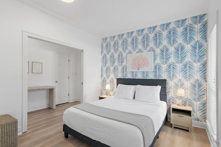 Dyshek me shkumë memorie "queen" me televizor inteligjent dhe dyer me dy xhepa.