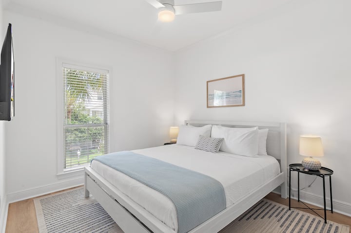 Dyshek dopio "king" me televizor inteligjent dhe pamje të bukura të pëllëmbëve.  Banjë e kompletuar që ndodhet në afërsi të korridorit. 