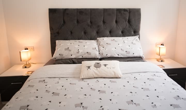 Голямо двойно легло... и има и тънък гардероб!