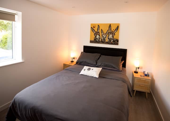 Голямо двойно легло... и тънък гардероб (не е на снимката)!!!