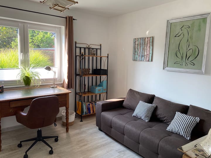 Във втората спалня има вагон за спане.
В тази стая има и работно пространство с достатъчно място за съхранение.
Този спален вагон ще бъде изваден и може
могат да спят до  2 - ма души.