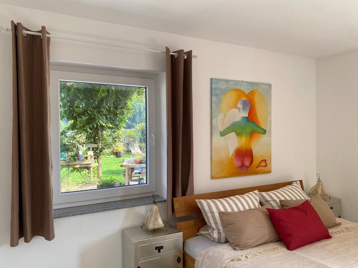 От прозореца на спалнята гледате директно към градината