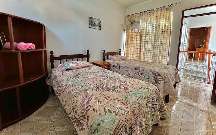 Chumba chenye vitanda viwili vya mtu mmoja. Kwa wageni 1–2, moja kati ya vitanda hivyo viwili hutumiwa, kulingana na chaguo; kwa wageni 3–4, vyote viwili vinatumiwa. / Chumba cha pili cha kulala: kinafunguliwa kwa ajili ya nafasi zinazowekwa za wageni 3 au 4.