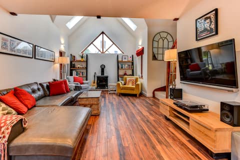 'Beech House' with Shepherds Hut, Hot Tub & Sauna