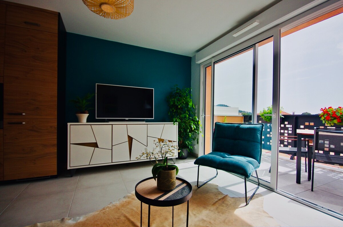 Erfolgreiche Airbnb-Immobilie: Beautiful new 2-bedroom, air-conditioned, terrace with sea view in Carqueiranne