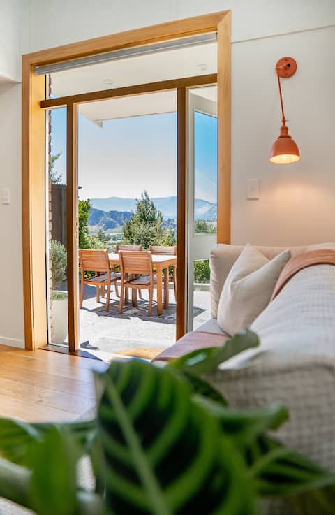 Top Airbnb: Moonlight Cottage; Private, luxury & romantic in Queenstown Centre