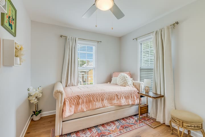 מיטה מתקפלת נוספת בתחתית.