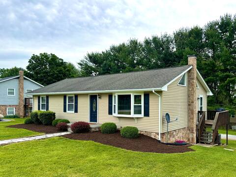 Beautiful Home 10 Mins from VT