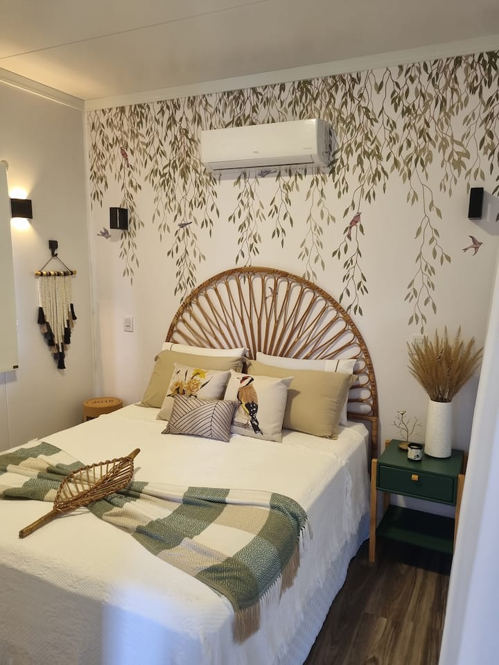 Kitanda cha Queen kina kitanda cha usaidizi kilichowekwa kwenye sanduku. Inafaa kwa mtoto 1.