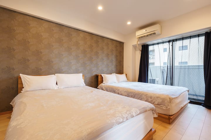 Მე-3 საძინებელში არის დაახლოებით 1,5 მეტრის სიგანის ორი დიდი საწოლი, რომელიც იტევს ოთხ ზრდასრულს, რაც იდეალური არჩევანია ოჯახისა და მეგობრებისთვის, რომლებიც ერთად მოგზაურობენ.Მატრასი რბილი და კომფორტულია, სუფთა და კანისთვის შესაფერისი თეთრეულით, რომ მშვიდად გამოიძინოთ.Ოთახი აღჭურვილია კონდიციონერით, რომ უზრუნველყოს სასიამოვნო ტემპერატურა როგორც ზაფხულში, ისე ზამთარში.Ამას გარდა, არსებობს კარგად მოფიქრებული საკიდები, რომ მოგზაურობა უფრო კომფორტული და მოწესრიგებული იყოს.Საწოლებს შორის ზომიერი მანძილია, რაც დამოუკიდებლობასა და მოხმარების სიმარტივეს აძლიერებს.Საერთო სივრცე კარგად განათებულია, რბილი კედლითა და იატაკის ტონებით, რაც ქმნის ნათელ, მოწესრიგებულ და მყუდრო გარემოს.