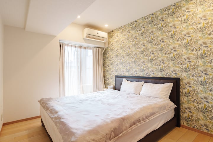 Საძინებელში 1 არის დაახლოებით 1,8 მეტრის სიმაღლის დიდი საწოლი, მატრასი რბილი და სუფთაა, რაც კომფორტულ და დასასვენებელ გარემოს ქმნის.Scalpull back design, რომ მარტივად დაეყრდნოთ თქვენი ტელეფონის კითხვას ან გამოყენებას.Ბუნებრივი სტილის სრულყოფილი შპალერი ქმნის ვიზუალურ ფენასა და მყუდრო გარემოს, რომ მშვიდი და მშვიდი საძილე გარემო შეიქმნას.Საწოლზე დგას პატარა გვერდითი კარადა სათვალეების, მობილური ტელეფონებისა და სხვა ნივთების მარტივად განსათავსებლად.Მოკლევადიანი მოგზაურებისთვის ტანსაცმლის, ქურთუკებისა თუ ჩანთების დასაკიდად კედელზე მარტივი საკიდები და საკიდებია.Მთლიანი სივრცე არის ნათელი, სუფთა და გონივრულად მოწყობილი.Იქნება ეს საქმიანი მოგზაურობა თუ დასვენება, შეგიძლიათ მშვიდად და კომფორტულად დაიძინოთ.