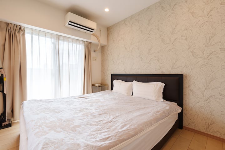 El dormitorio 2 tiene una cama grande de aproximadamente 1,8 metros de ancho, con un colchón suave y ropa de cama limpia, creando un ambiente cómodo y relajante.Diseño de retroceso escalable para apoyarse fácilmente al leer o usar el teléfono.Un papel pintado de estilo natural de lado completo añade una capa visual y un ambiente acogedor para crear un entorno de sueño tranquilo y relajante.Hay un pequeño armario lateral en la cama para colocar fácilmente gafas, teléfonos móviles y otras pertenencias.Hay perchas simples y perchas en la pared para colgar ropa, abrigos o bolsos para viajeros a corto plazo.Todo el espacio es luminoso, limpio y está razonablemente distribuido.Tanto si se trata de un viaje de trabajo como de una escapada de placer, puedes dormir con tranquilidad y comodidad.