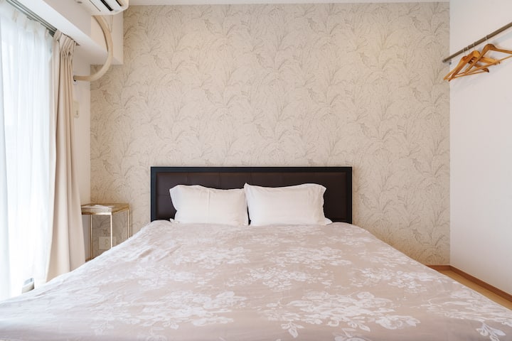 Მე ‑ 2 საძინებელში არის დაახლოებით 1,8 მეტრის სიგანის დიდი საწოლი, რბილი მატრასითა და სუფთა თეთრეულით, რაც კომფორტულ და დასასვენებელ გარემოს ქმნის.Scalpull back design, რომ მარტივად დაეყრდნოთ თქვენი ტელეფონის კითხვას ან გამოყენებას.Ბუნებრივი სტილის სრულყოფილი შპალერი ქმნის ვიზუალურ ფენასა და მყუდრო გარემოს, რომ მშვიდი და მშვიდი საძილე გარემო შეიქმნას.Საწოლზე დგას პატარა გვერდითი კარადა სათვალეების, მობილური ტელეფონებისა და სხვა ნივთების მარტივად განსათავსებლად.Მოკლევადიანი მოგზაურებისთვის ტანსაცმლის, ქურთუკების ან ჩანთების დასაკიდად კედელზე მარტივი საკიდები და საკიდებია.Მთლიანი სივრცე არის ნათელი, სუფთა და გონივრულად მოწყობილი.Იქნება ეს საქმიანი მოგზაურობა თუ დასვენება, შეგიძლიათ მშვიდად და კომფორტულად დაიძინოთ.