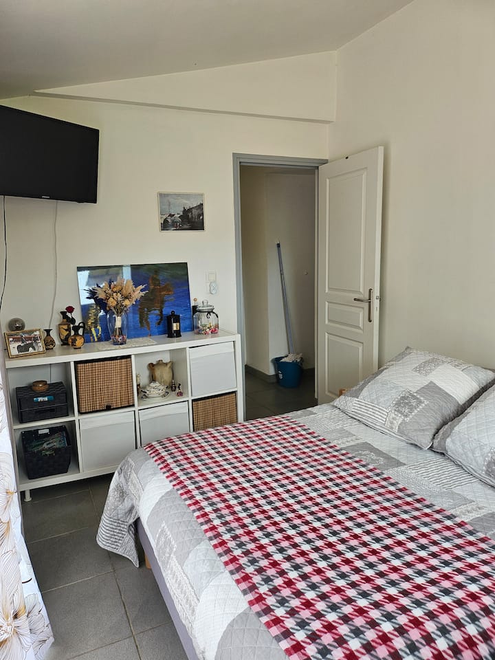 camera da letto sul giardino e piscina, TV 