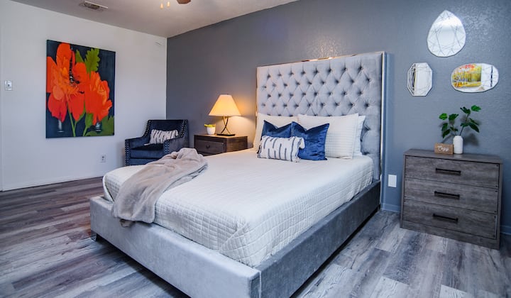 Დიდი საძინებელი საწოლით Queen, უამრავი კარადა, კომოდები და სამკითხველო სკამი.