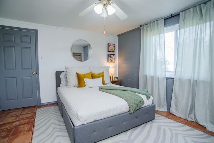 Დიდი საძინებელი საწოლით Queen, უამრავი კარადა და სამკითხველო სკამი.