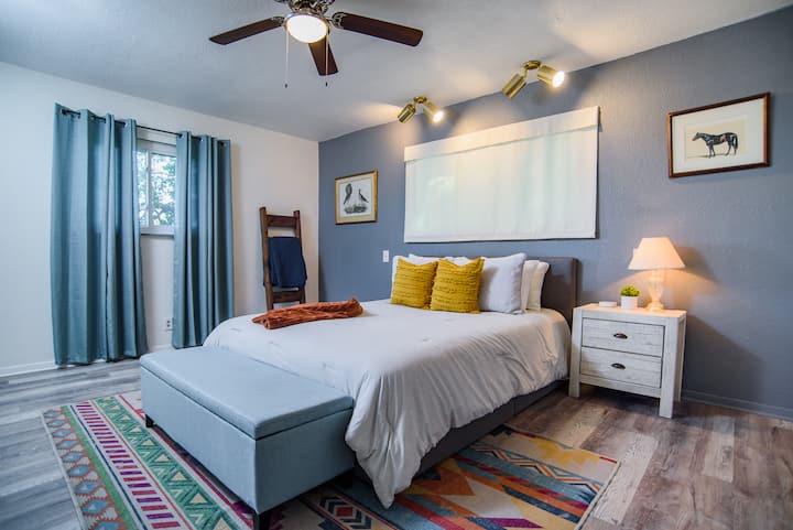 Დიდი საძინებელი საწოლით Queen, უამრავი კარადა და ტელევიზორი