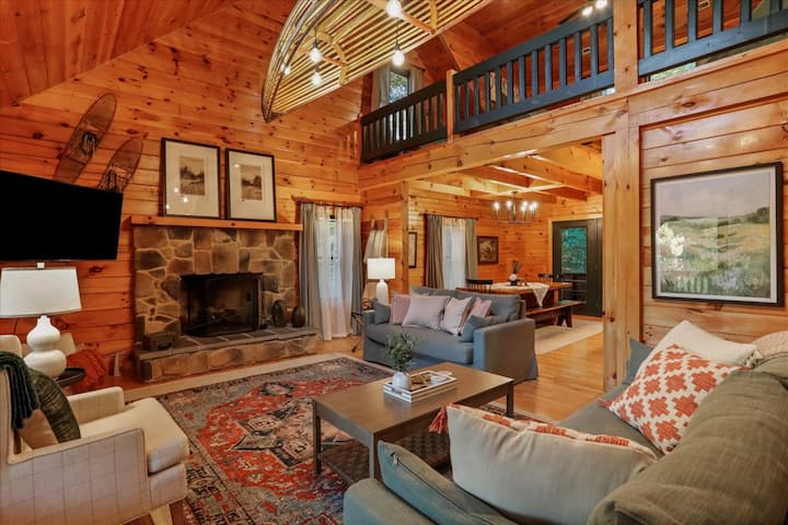 Luxury Family Log Cabin Moments from Skyline Drive