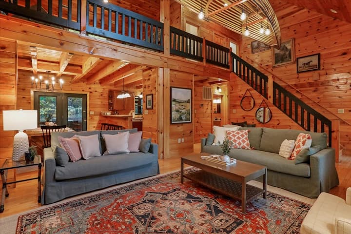Luxury Family Log Cabin Moments from Skyline Drive