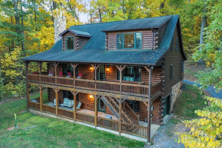 Luxury Family Log Cabin Moments from Skyline Drive