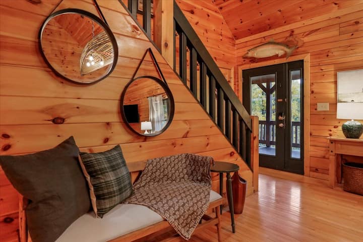 Luxury Family Log Cabin Moments from Skyline Drive