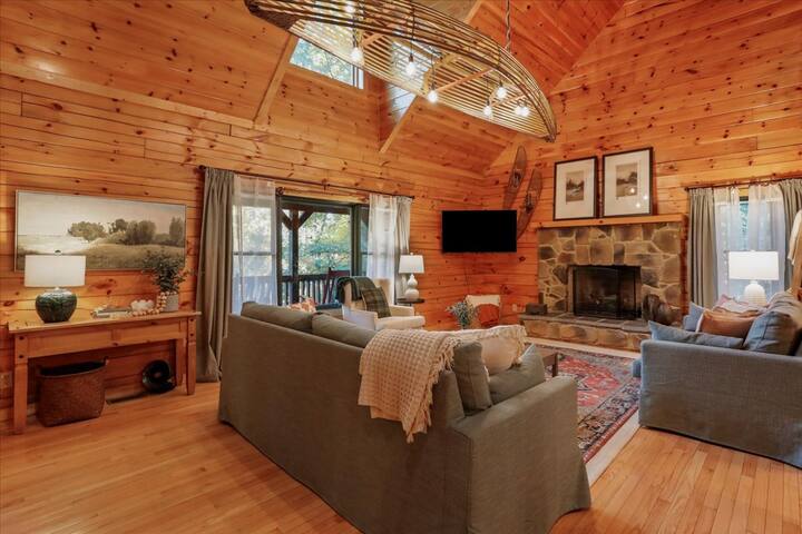 Luxury Family Log Cabin Moments from Skyline Drive
