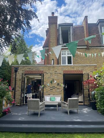 Comfortable and stylish house with private garden gallery image 2