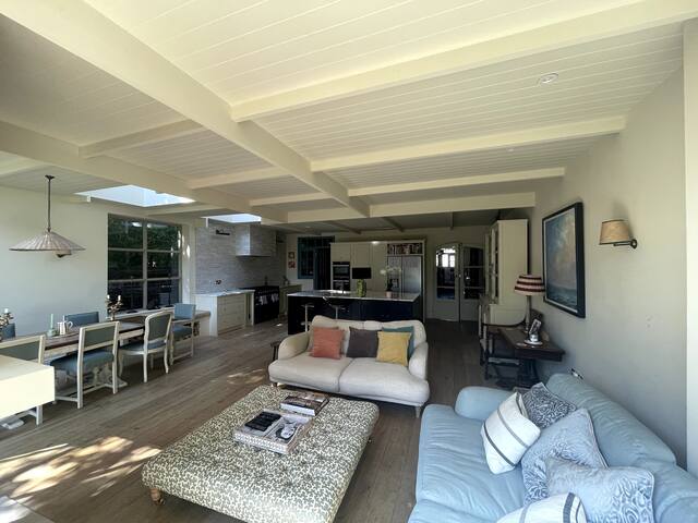 Comfortable and stylish house with private garden gallery image 3