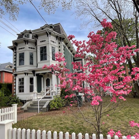 Harvard glamour spacious 4+br 3.5ba 2 free parking